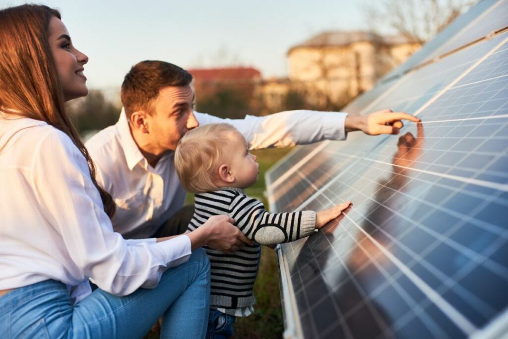 famille touchant des panneaux photovoltaiques