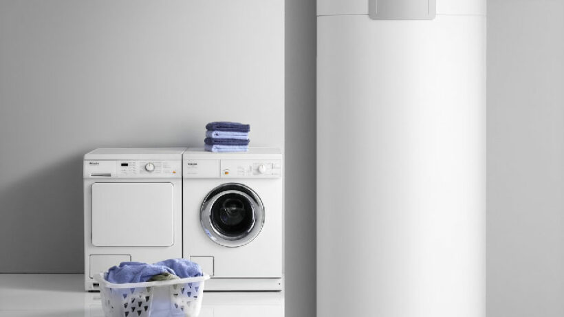 chauffe-eau avec machine à laver et sèche linge en arrière plan
